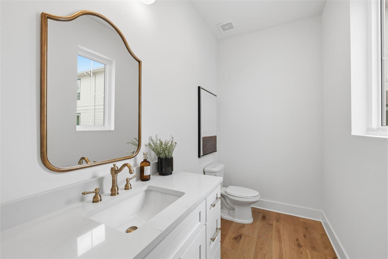 Listing photo id 26 for 407 Albany Avenue 1