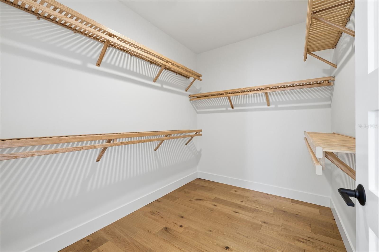 Listing photo id 34 for 407 Albany Avenue 1