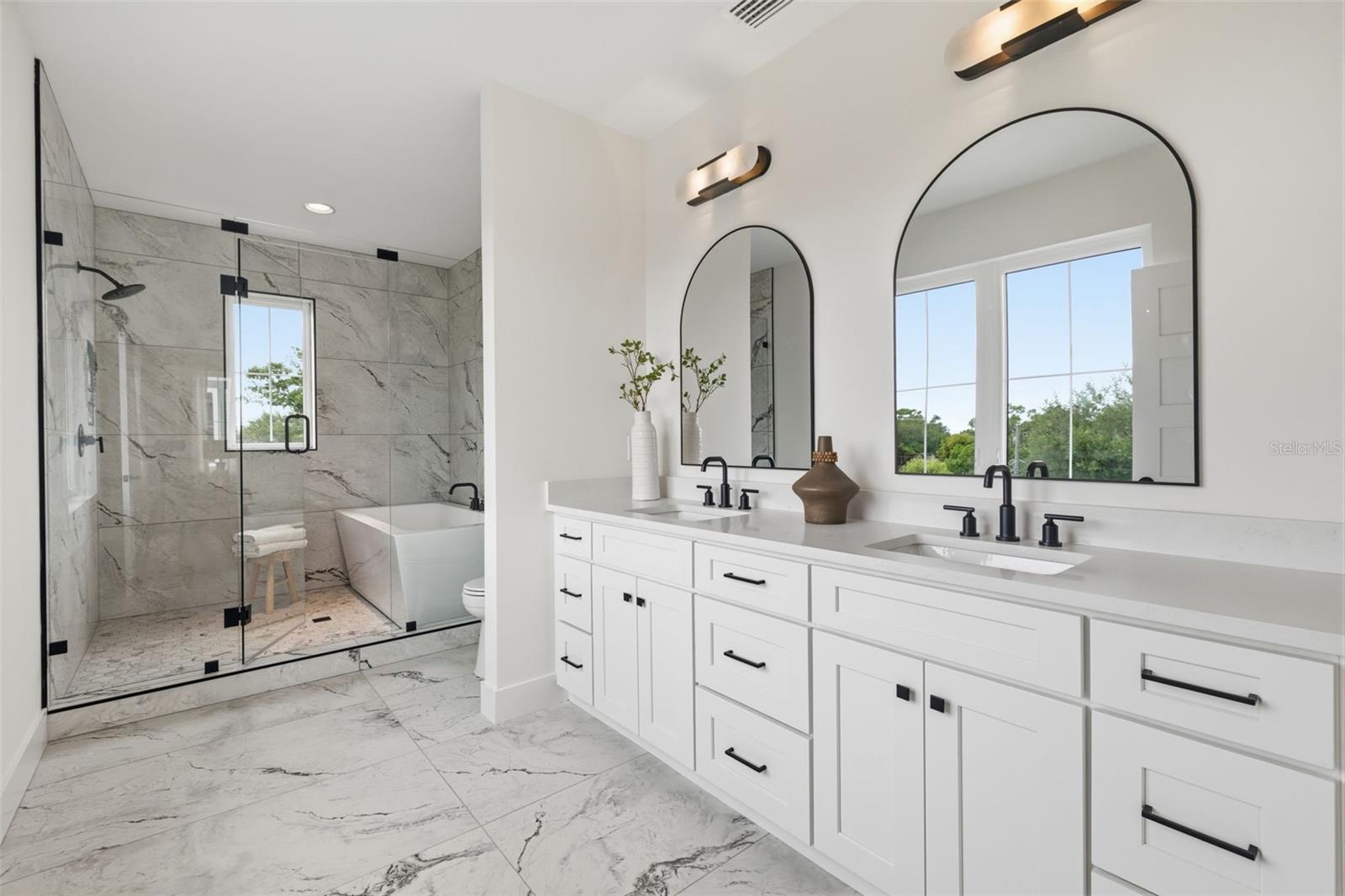 Listing photo id 35 for 407 Albany Avenue 1