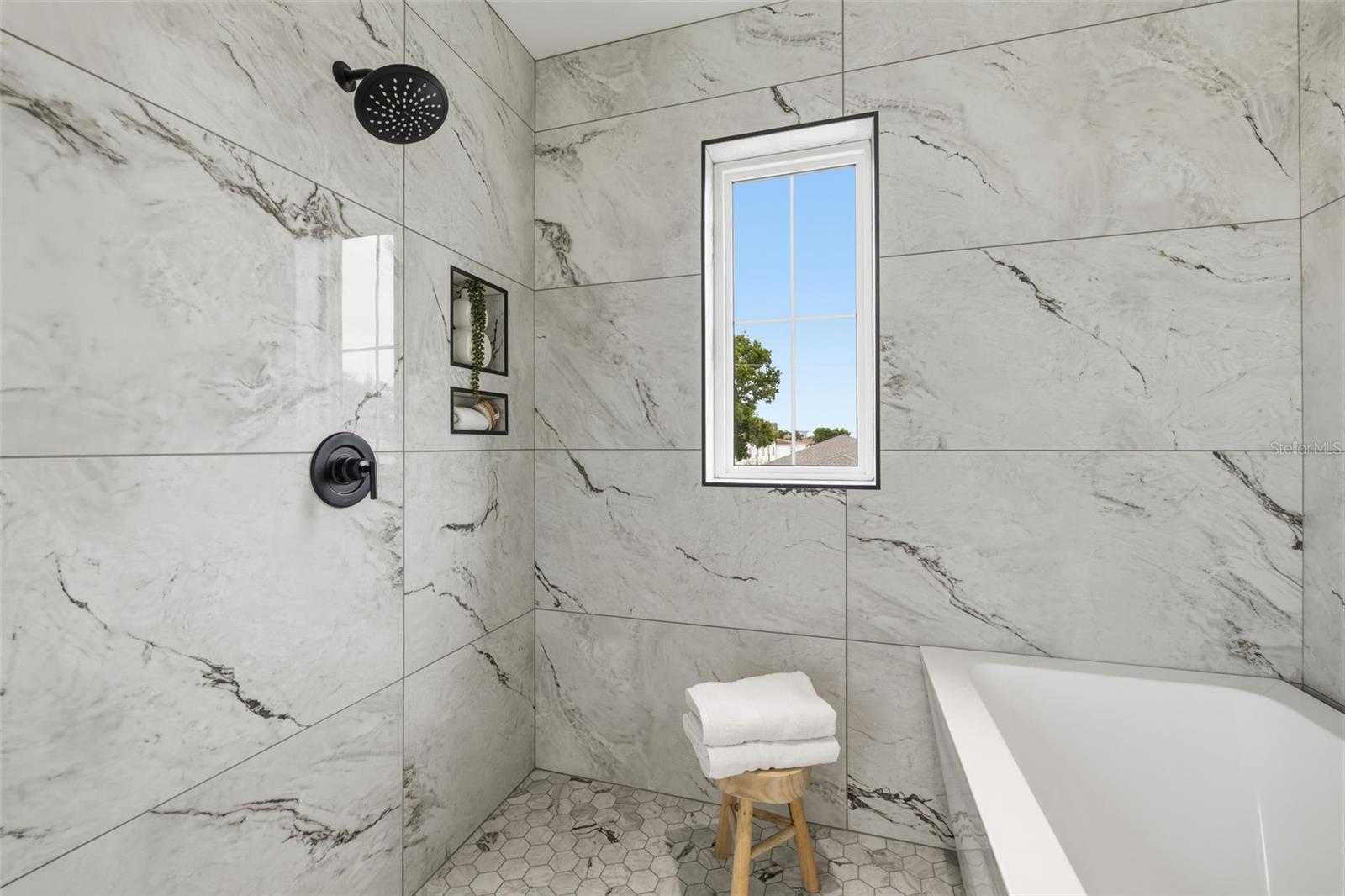 Listing photo id 38 for 407 Albany Avenue 1