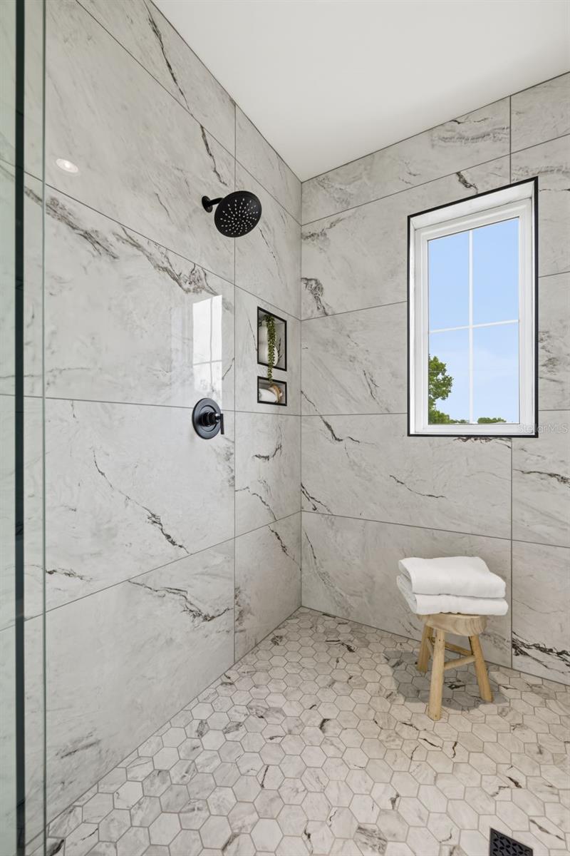 Listing photo id 39 for 407 Albany Avenue 1