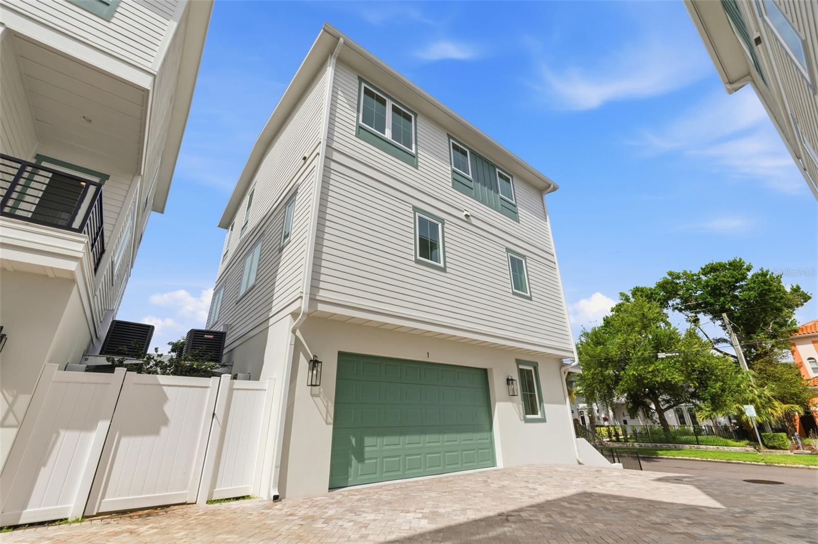 Listing photo id 49 for 407 Albany Avenue 1