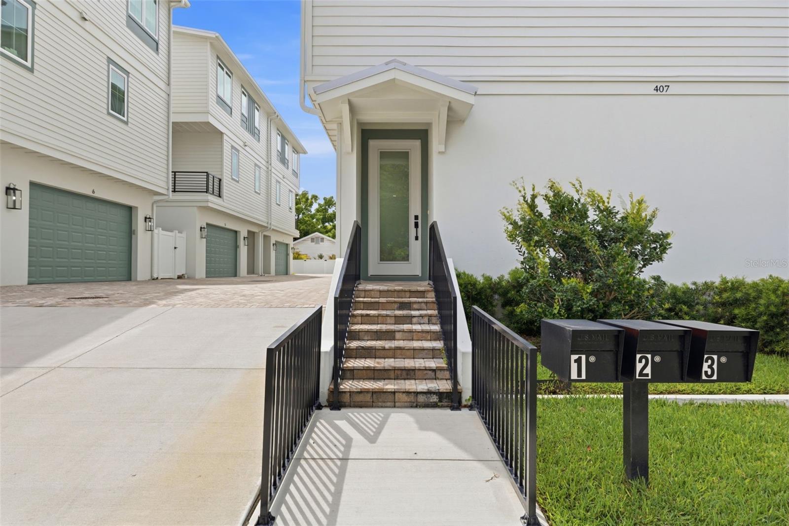 Listing photo id 4 for 407 Albany Avenue 1