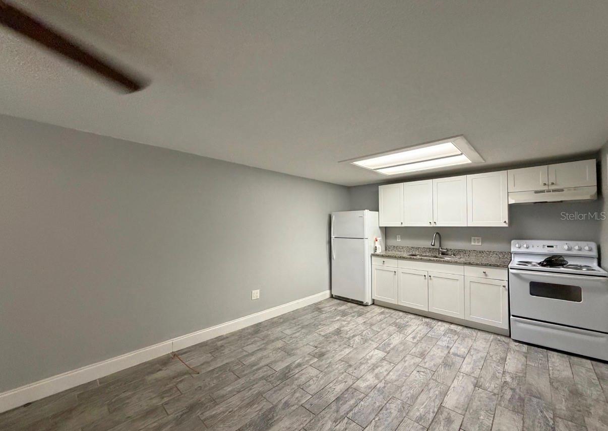 Image 3 of 11 For 1400 Strawberry Place 22