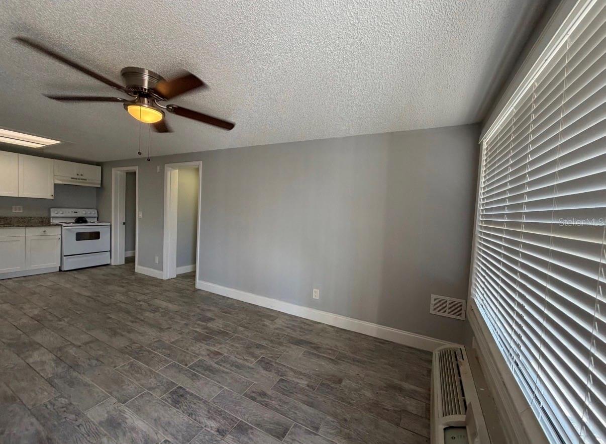 Image 4 of 11 For 1400 Strawberry Place 22