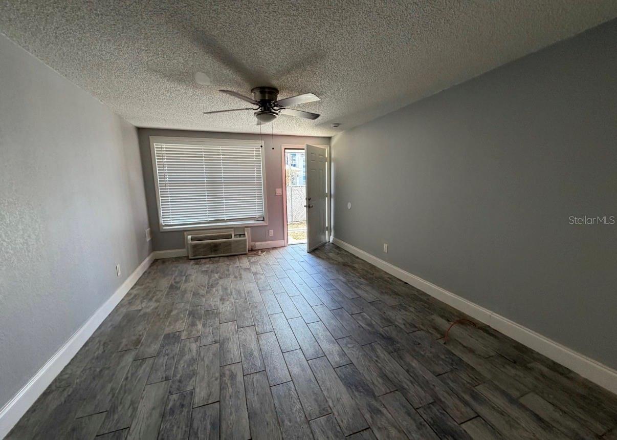 Image 5 of 11 For 1400 Strawberry Place 22