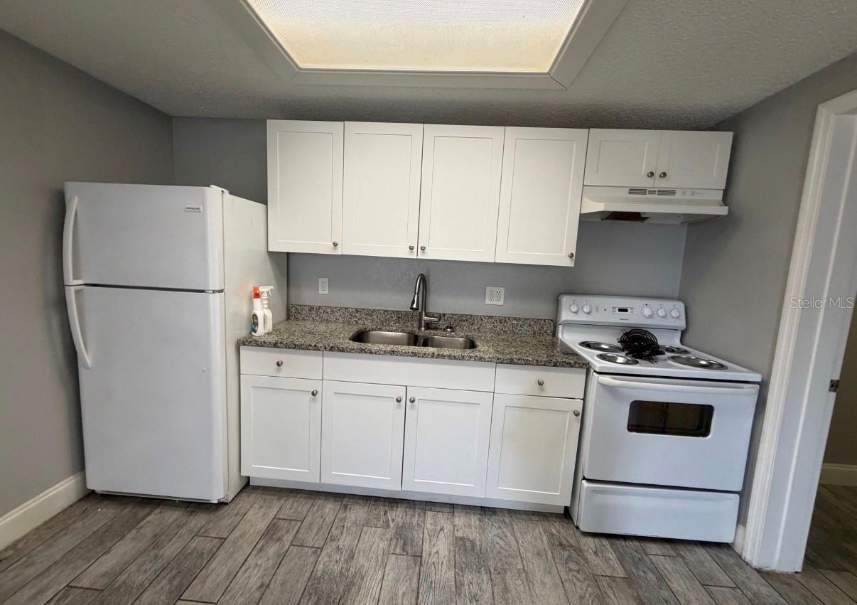 Image 6 of 11 For 1400 Strawberry Place 22