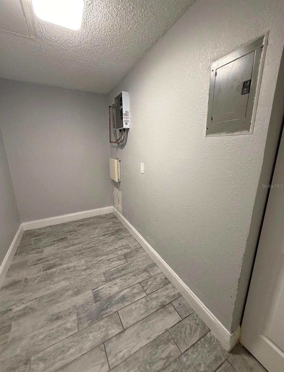 Image 9 of 11 For 1400 Strawberry Place 22