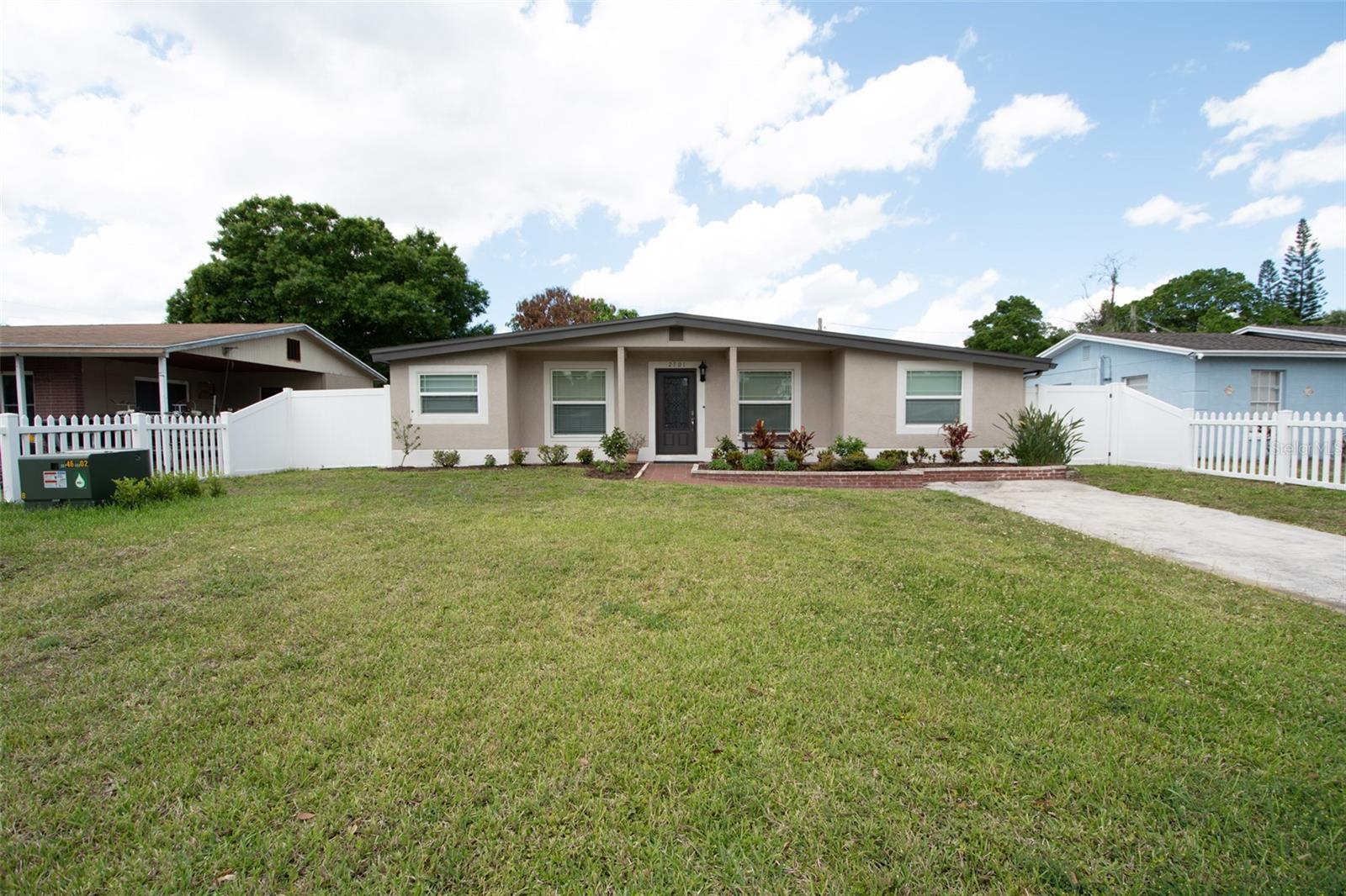 Image 3 of 53 For 2701 Calle Street