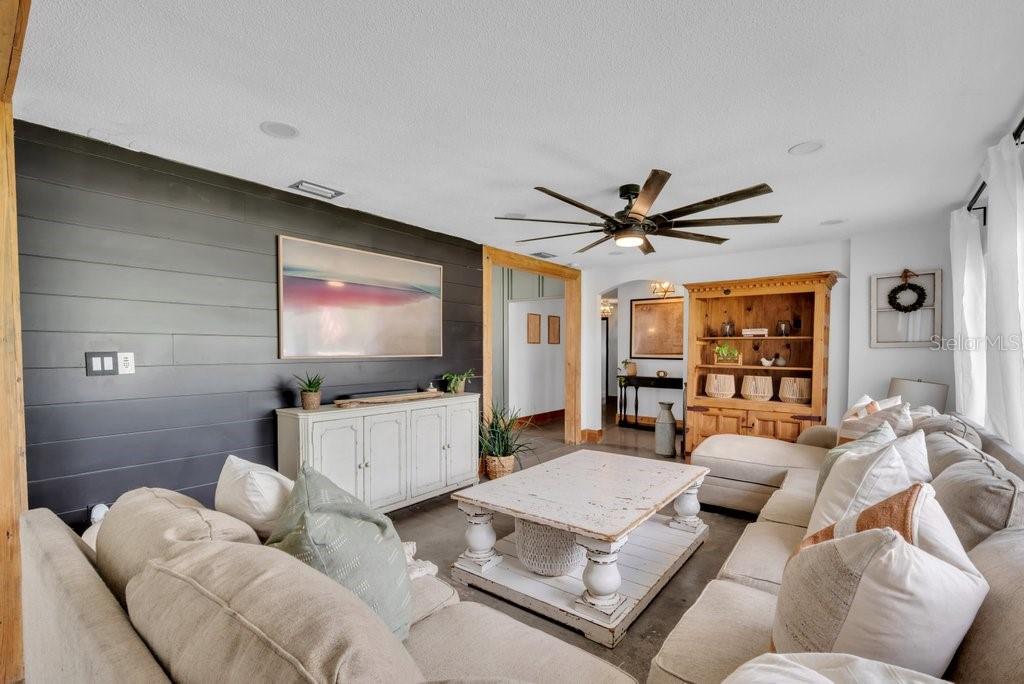 Image 11 of 80 For 7820 Lithia Pinecrest Road