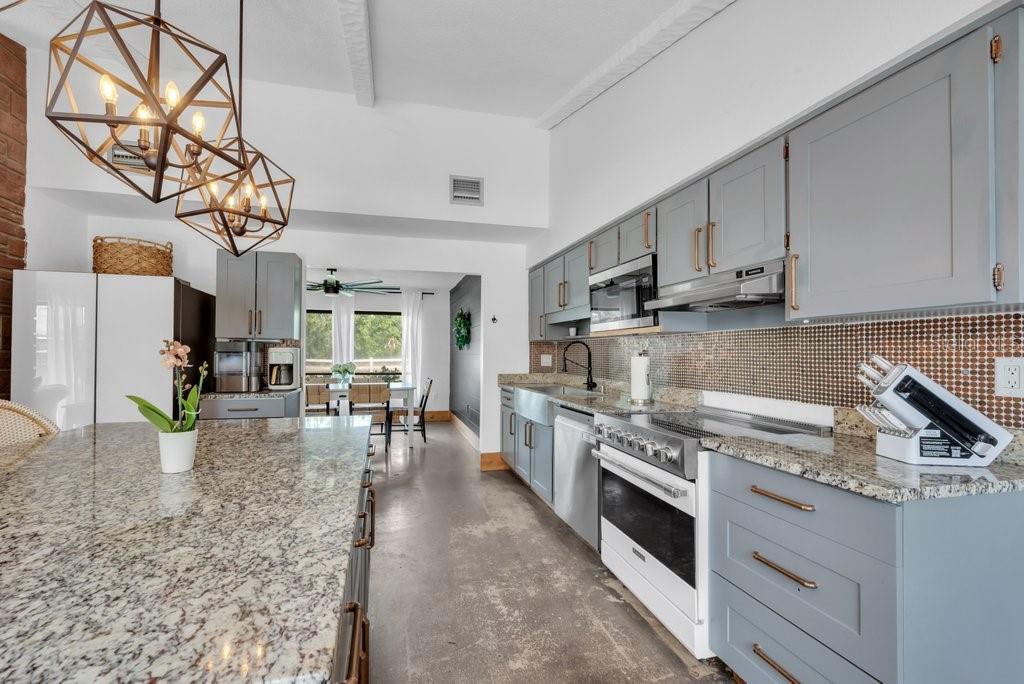 Image 23 of 80 For 7820 Lithia Pinecrest Road