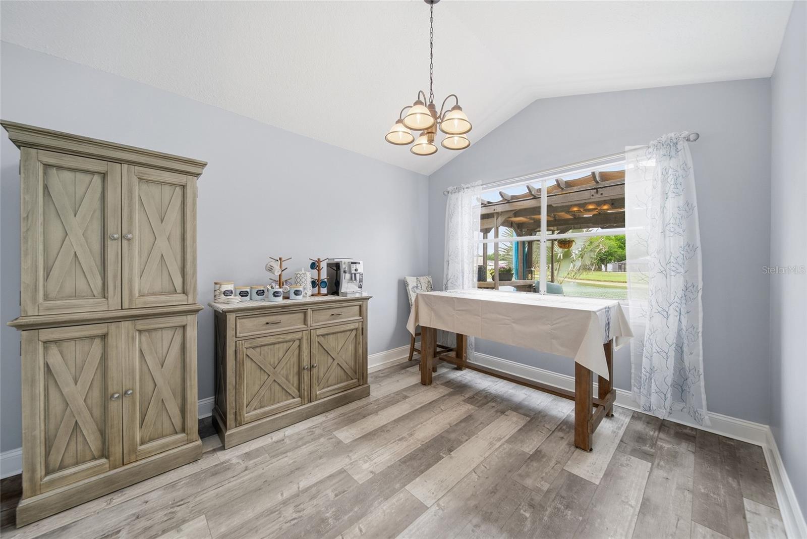 Listing photo id 8 for 2018 Attaway Drive