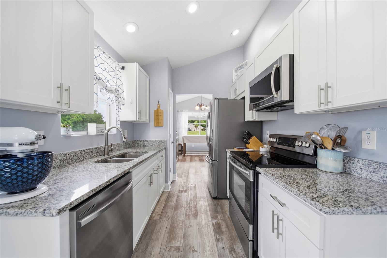 Listing photo id 4 for 2018 Attaway Drive