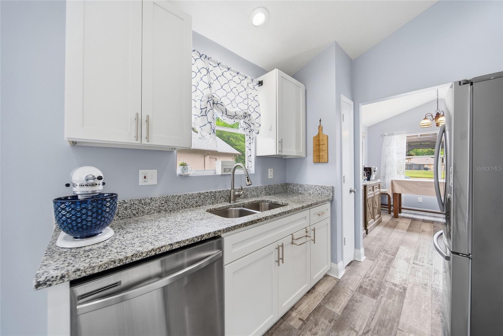 Listing photo id 5 for 2018 Attaway Drive