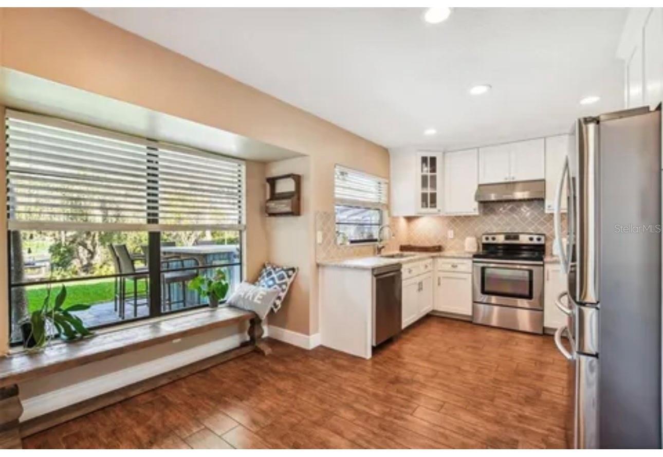 Image 11 of 33 For 1326 Corner Oaks Drive