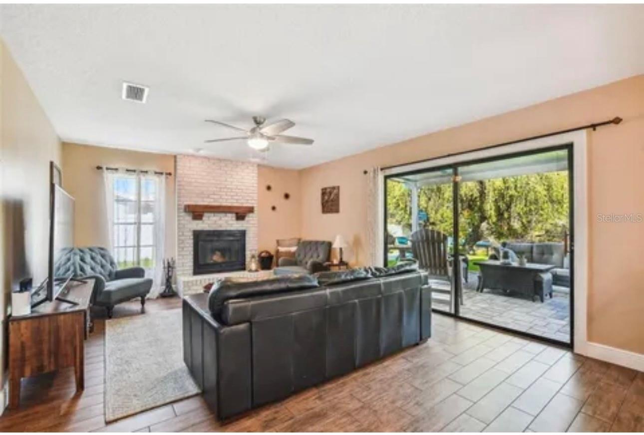 Image 14 of 33 For 1326 Corner Oaks Drive