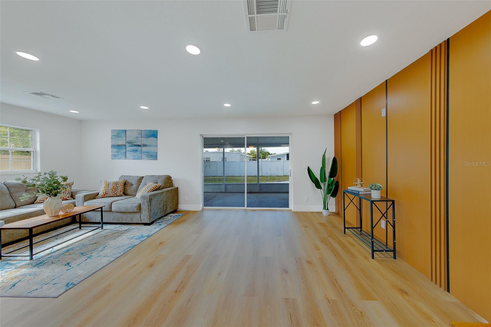 Listing photo id 10 for 3426 7th Avenue Se