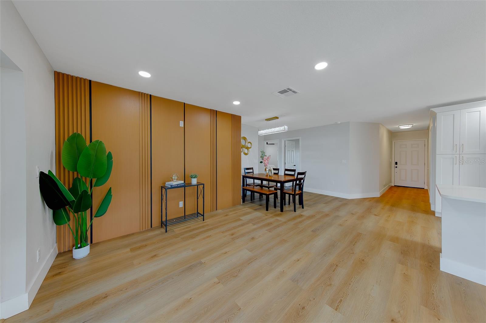 Listing photo id 13 for 3426 7th Avenue Se