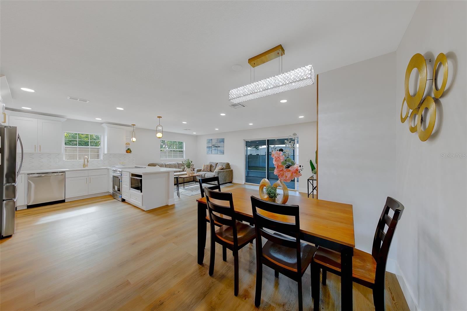 Listing photo id 14 for 3426 7th Avenue Se