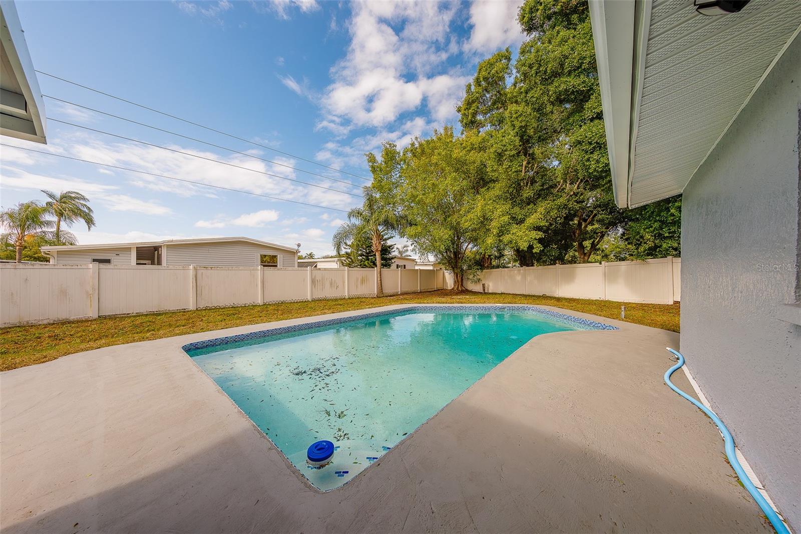 Listing photo id 37 for 3426 7th Avenue Se