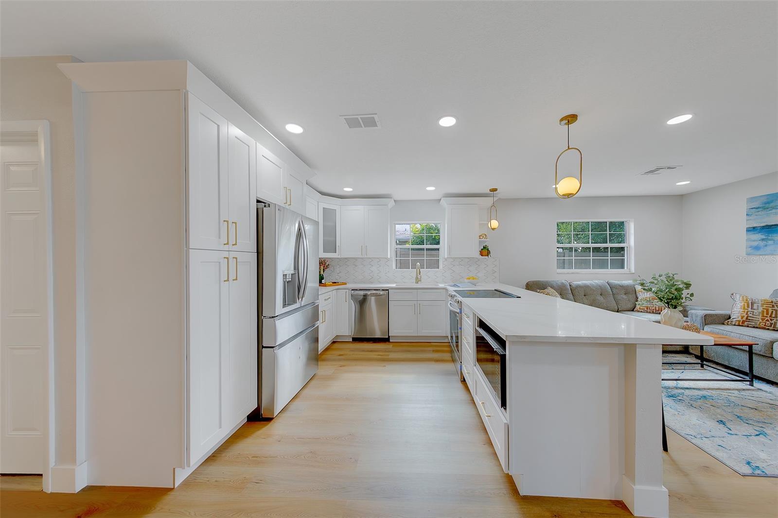 Listing photo id 2 for 3426 7th Avenue Se