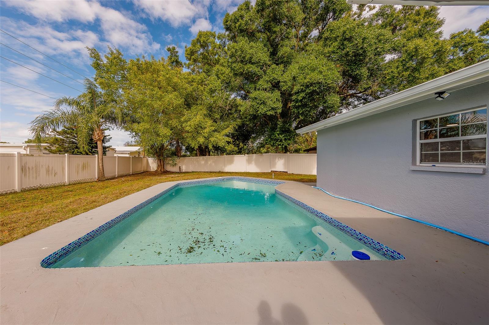 Listing photo id 38 for 3426 7th Avenue Se