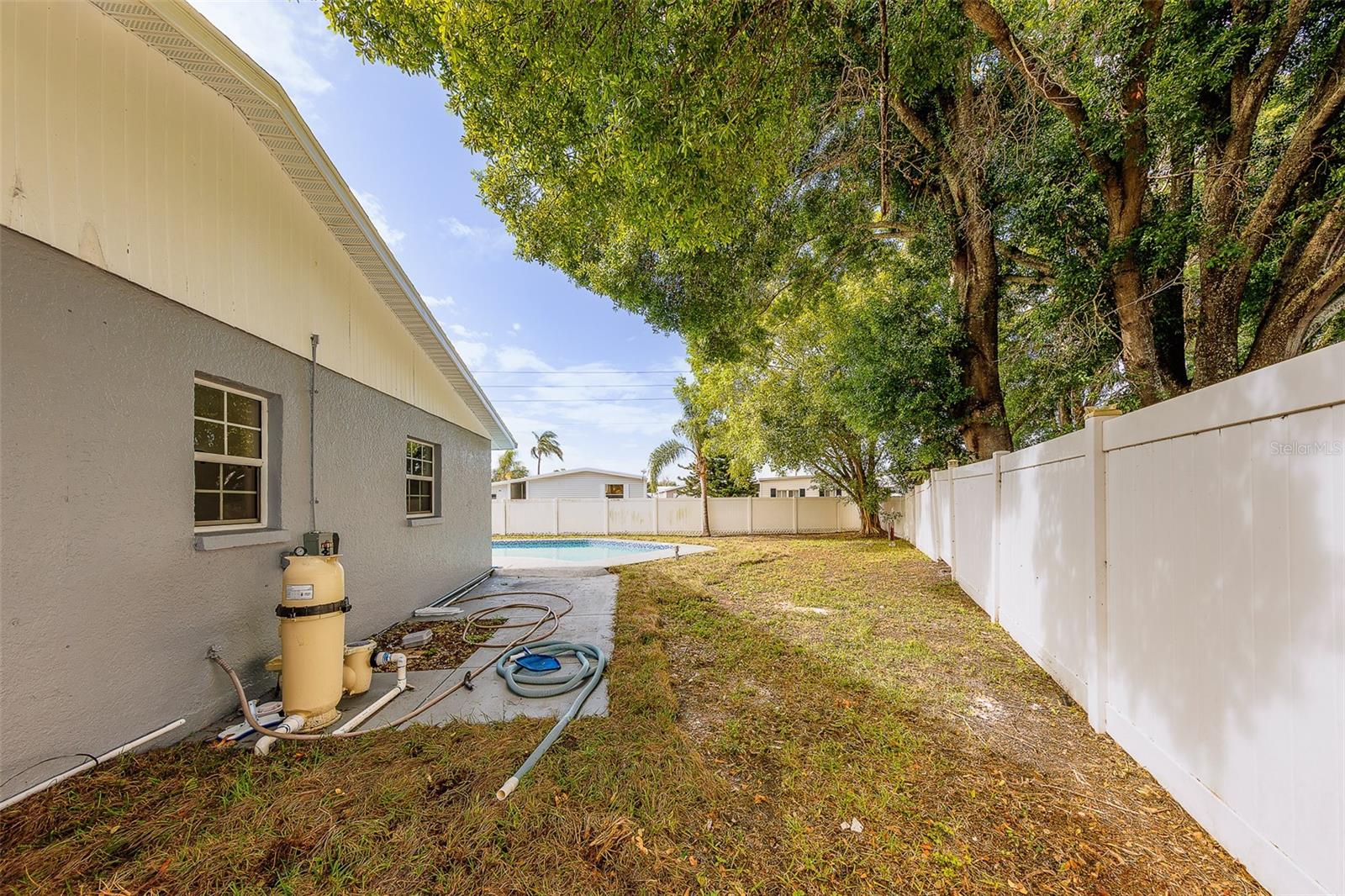 Listing photo id 45 for 3426 7th Avenue Se