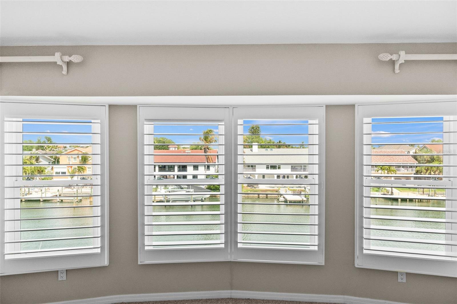 Image 28 of 81 For 1071 Pinellas Bayway S