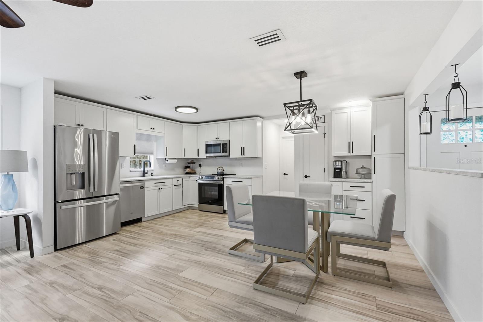 Listing photo id 1 for 811 Michigan Boulevard