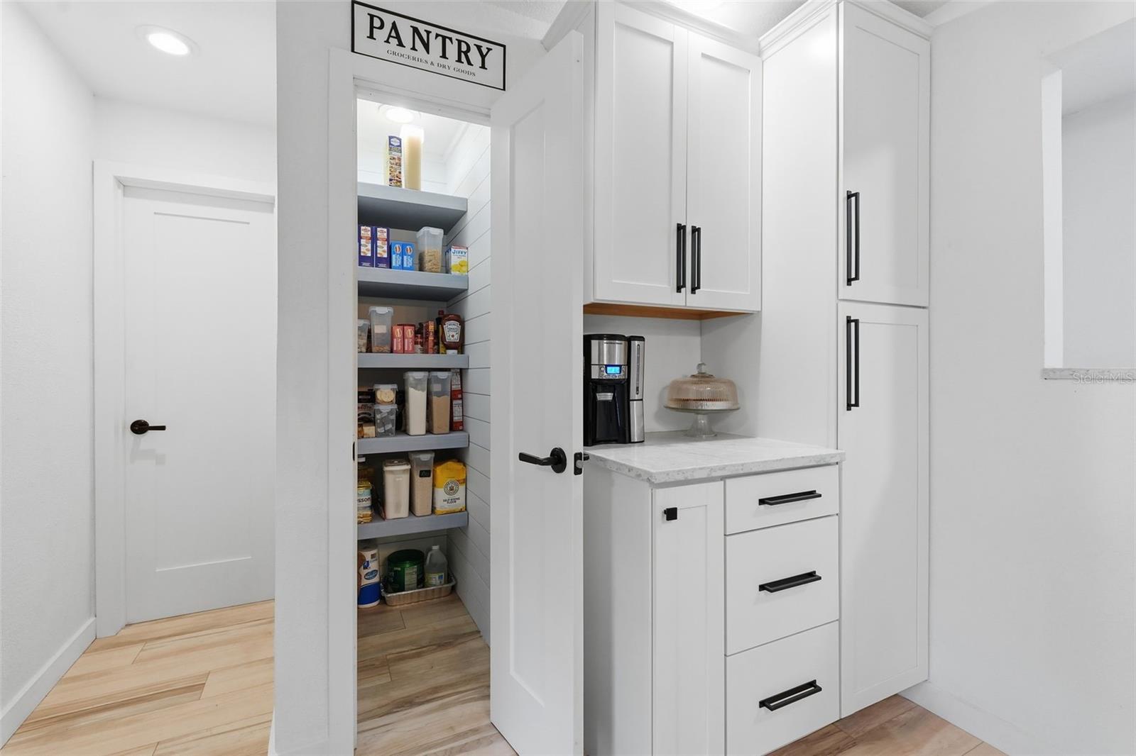 Listing photo id 4 for 811 Michigan Boulevard