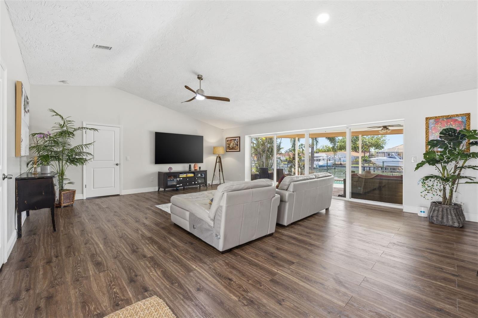 Image 6 of 60 For 1997 Hawaii Avenue Ne