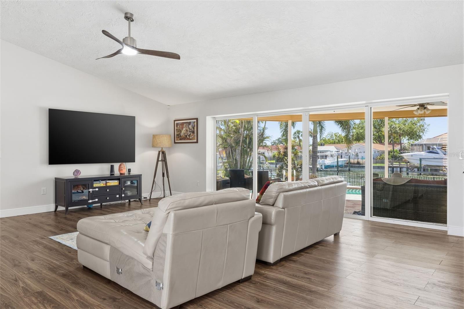 Image 7 of 60 For 1997 Hawaii Avenue Ne