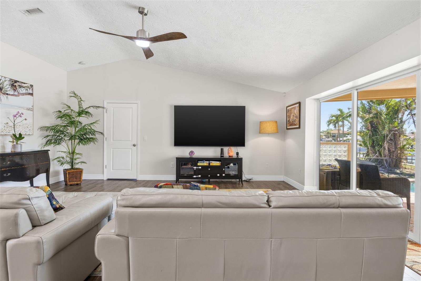 Image 8 of 60 For 1997 Hawaii Avenue Ne