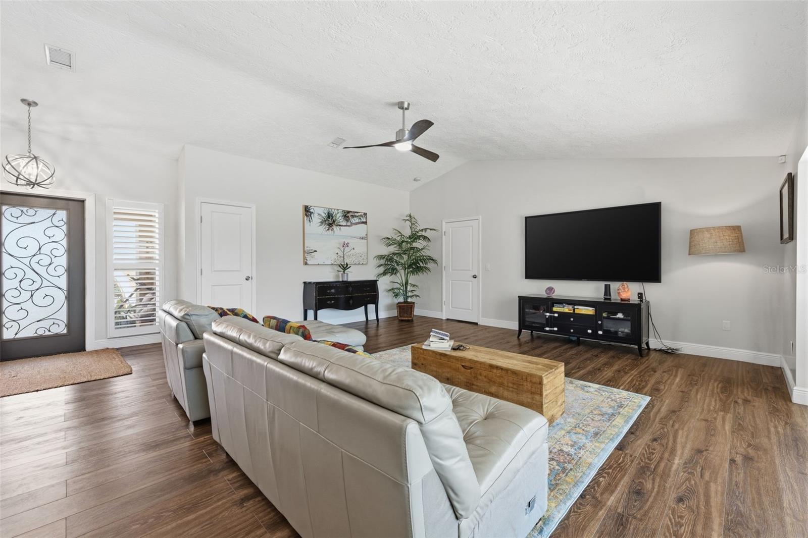 Image 9 of 60 For 1997 Hawaii Avenue Ne