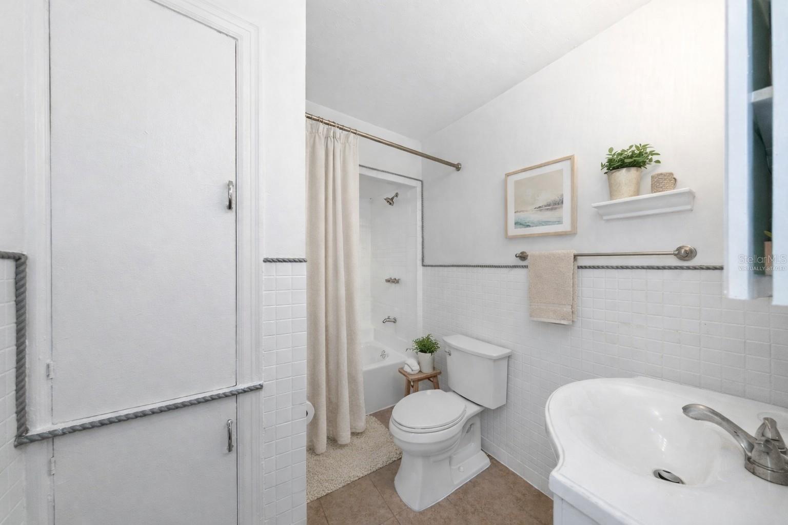 Image 23 of 37 For 2545 32nd Avenue N