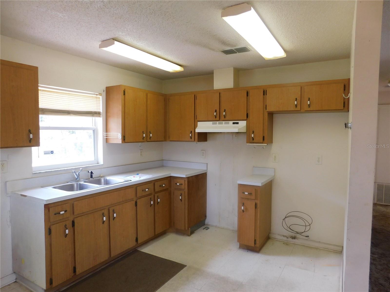 Image 4 of 13 For 1205 Laura Street