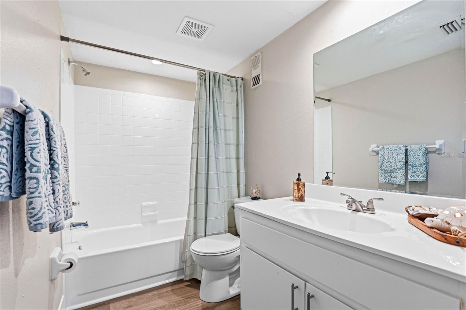 Image 29 of 56 For 101 Lake Avenue Ne 215