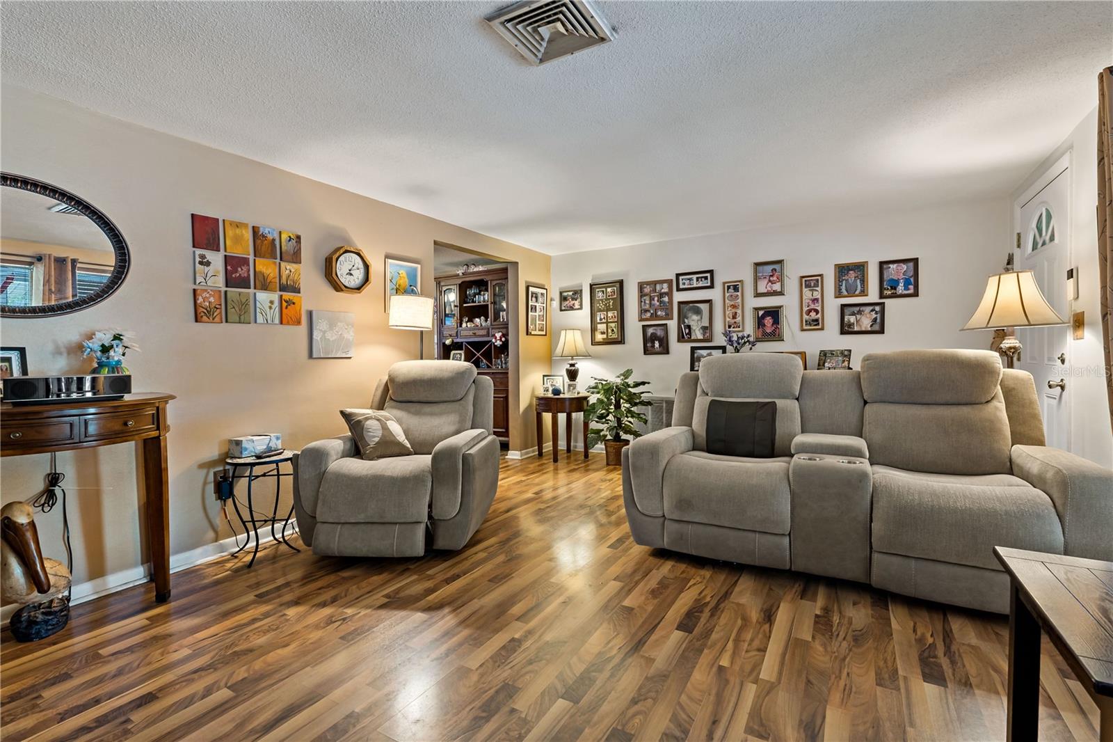 Listing photo id 7 for 7924 Datura Ln.