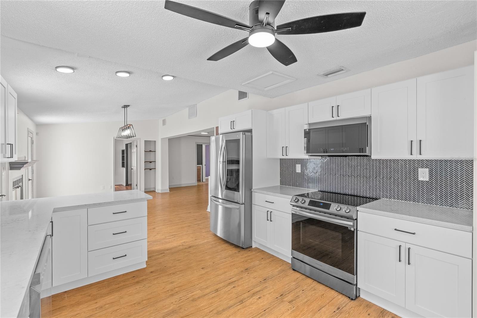 Listing photo id 11 for 9554 86th Avenue