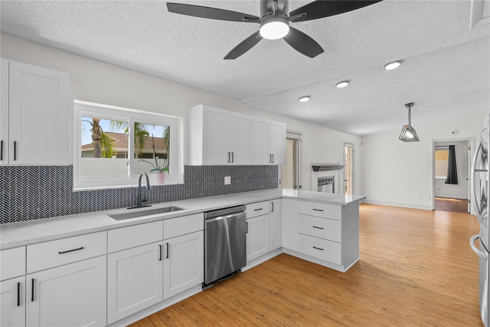 Listing photo id 12 for 9554 86th Avenue