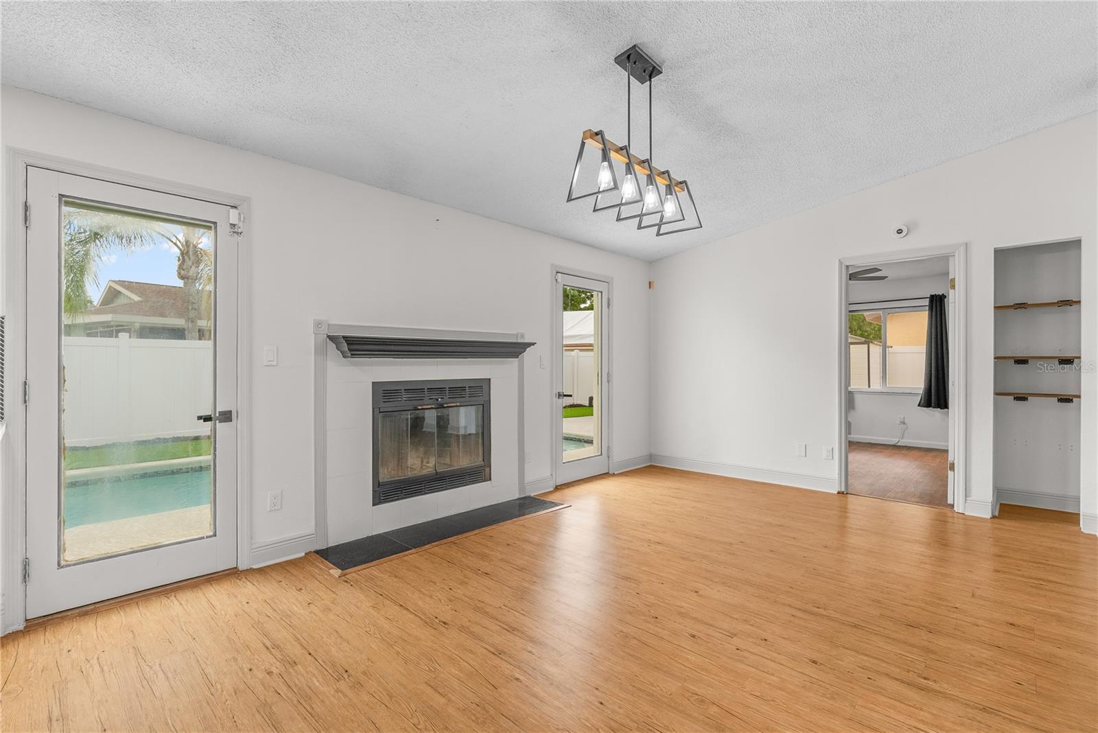 Listing photo id 13 for 9554 86th Avenue