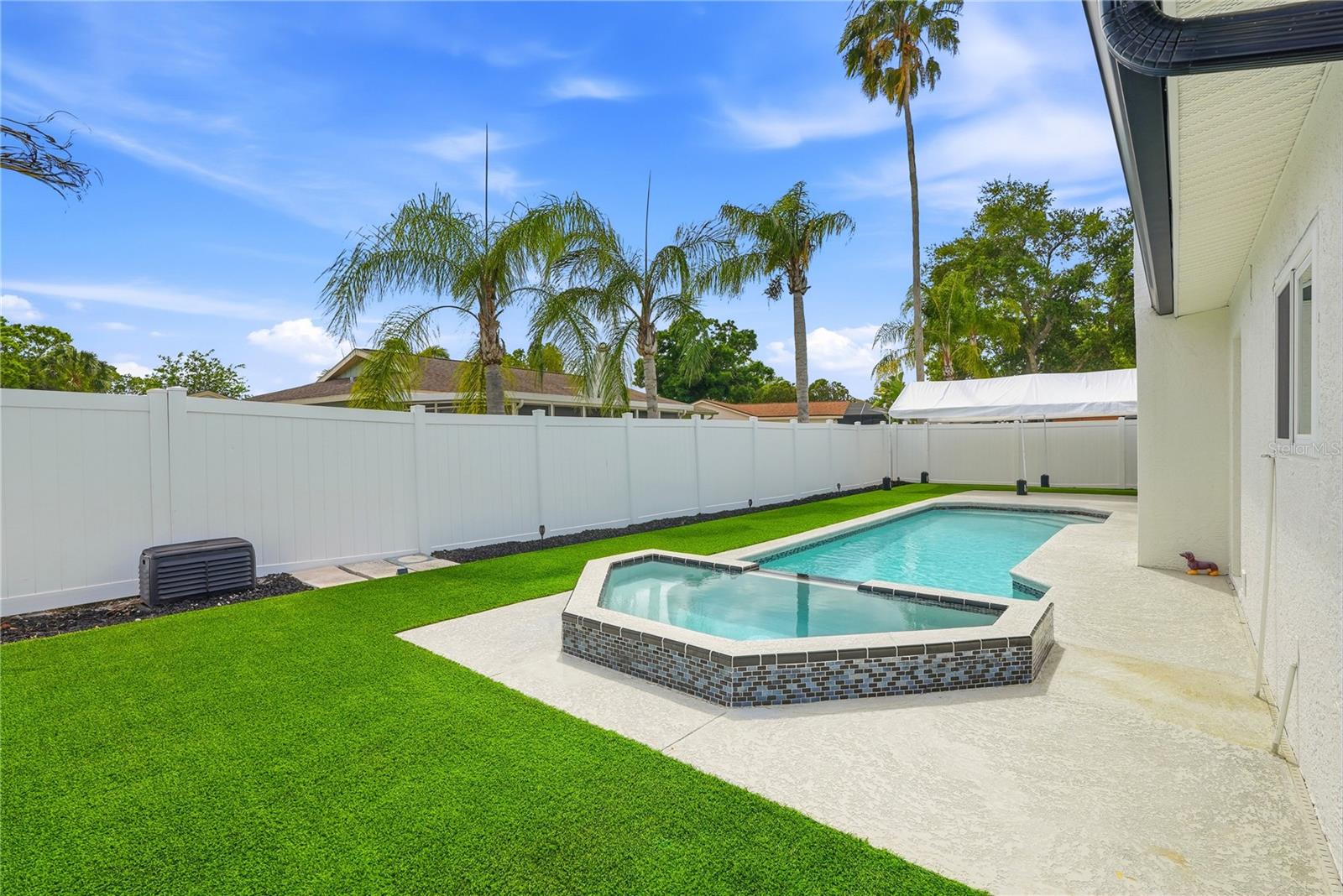 Listing photo id 24 for 9554 86th Avenue