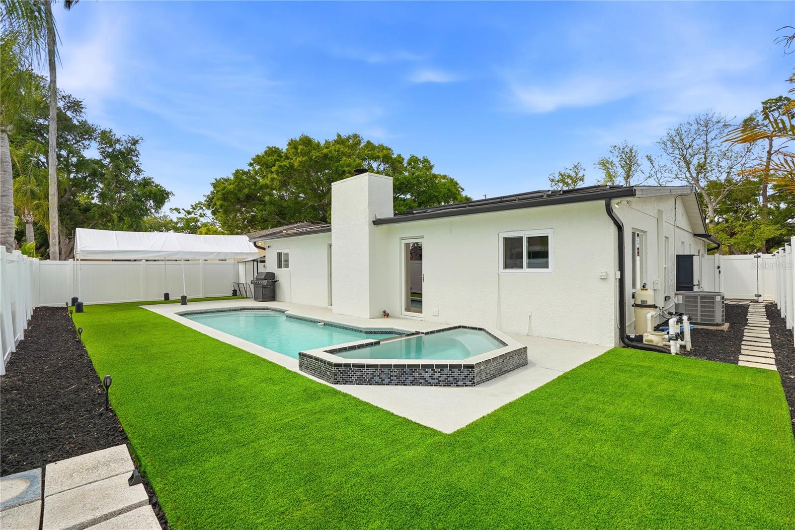 Listing photo id 25 for 9554 86th Avenue