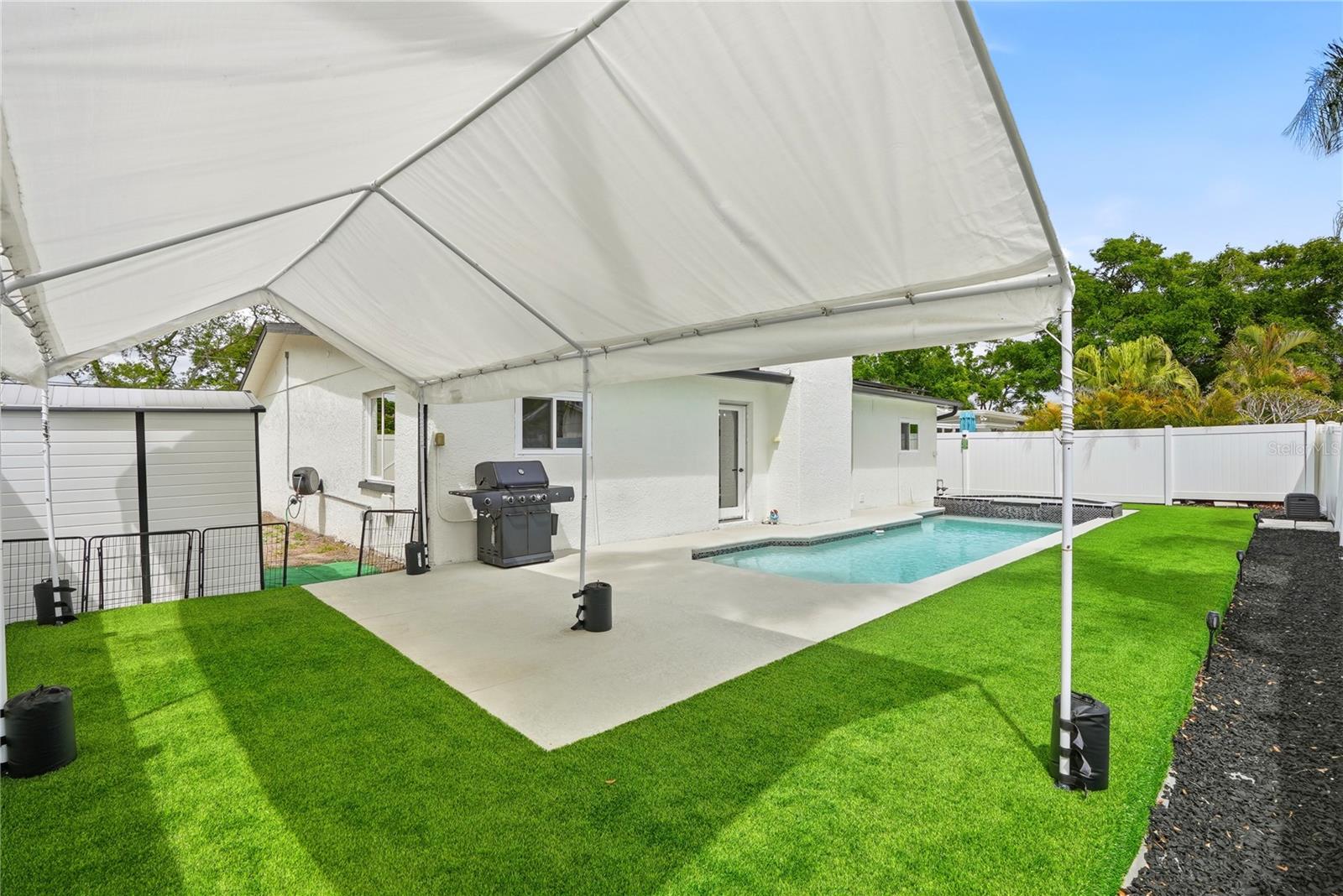 Listing photo id 26 for 9554 86th Avenue