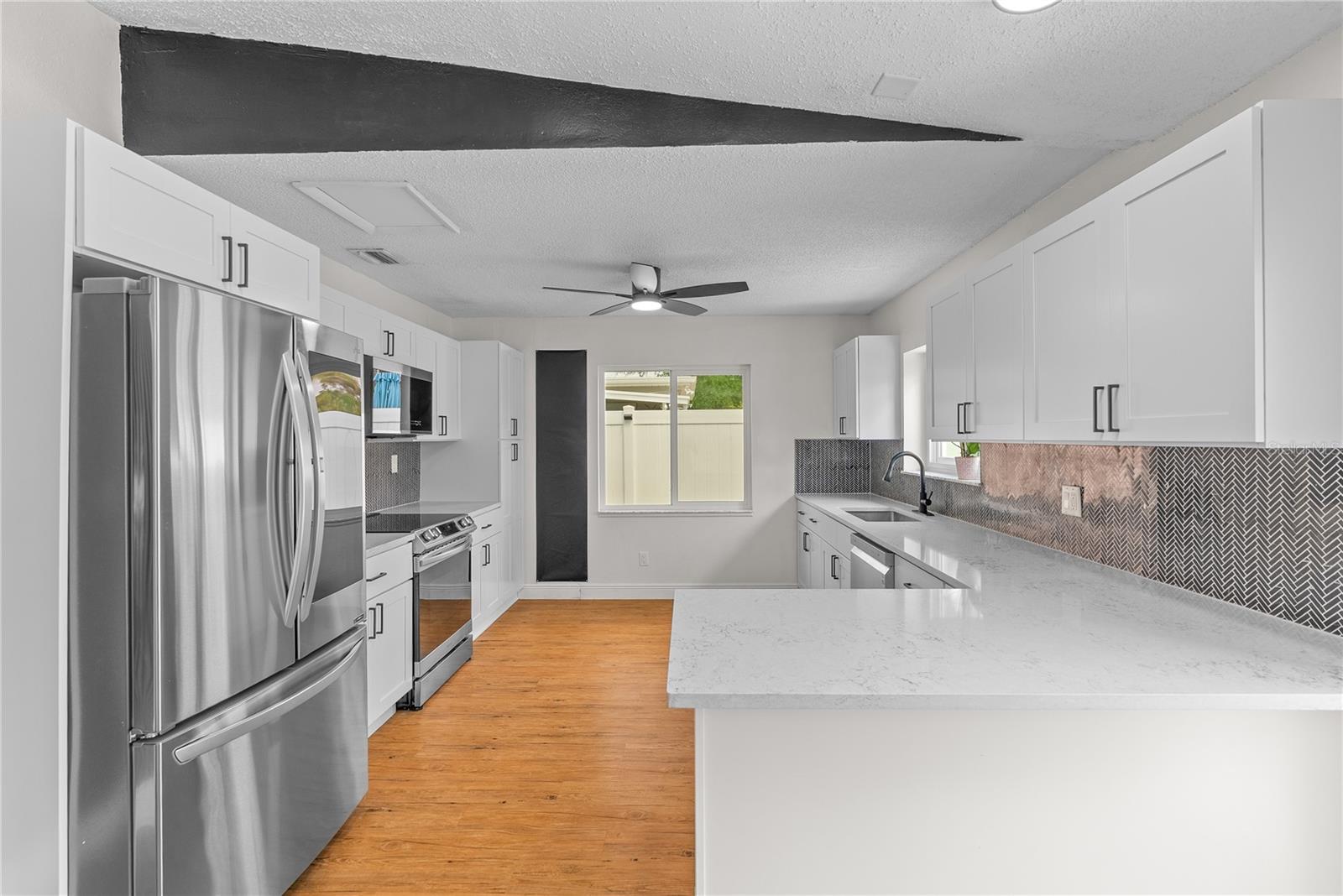 Listing photo id 2 for 9554 86th Avenue