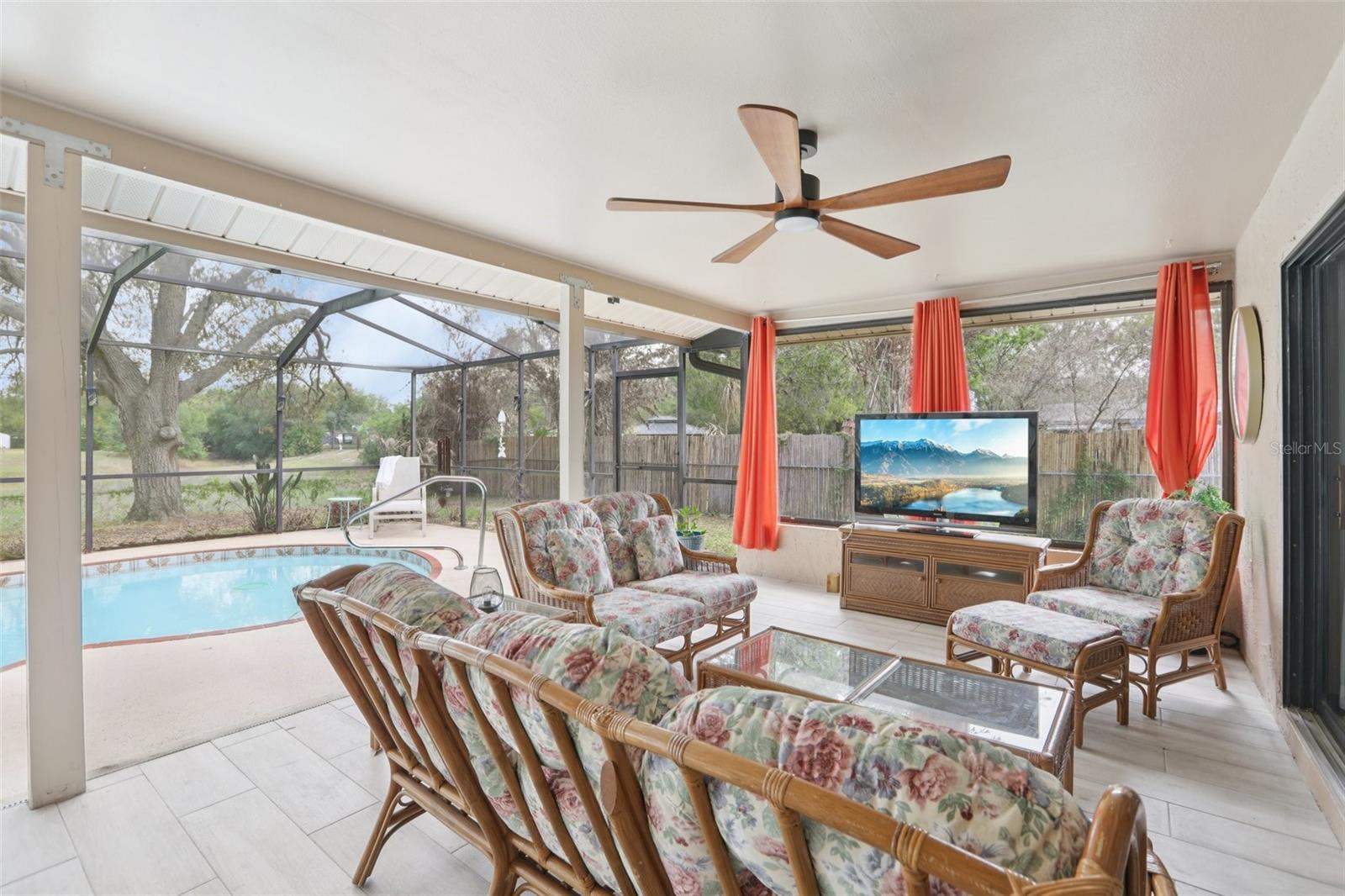 Image 3 of 28 For 366 Leafy Way Ave