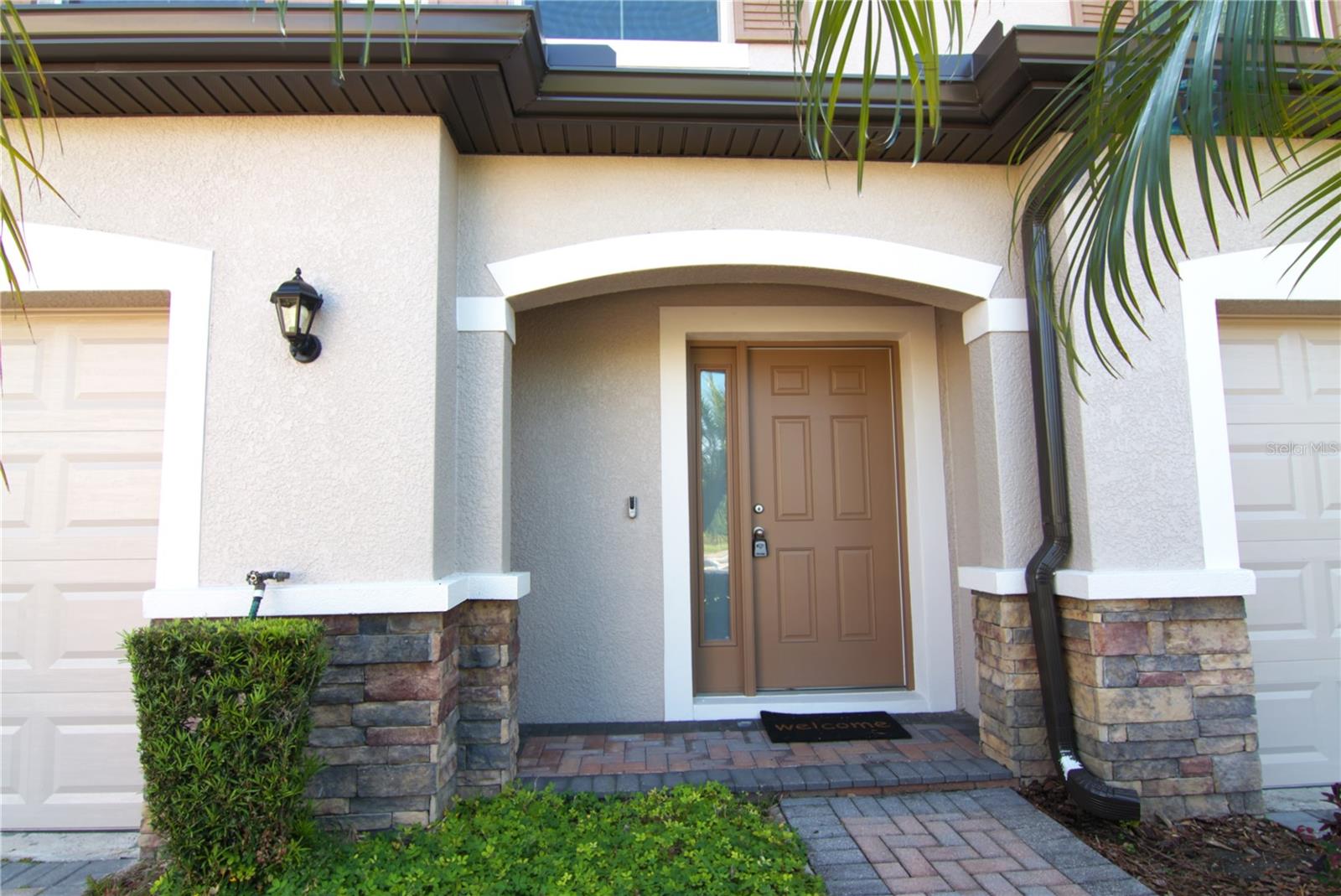 Listing photo id 0 for 3820 Silverlake Way