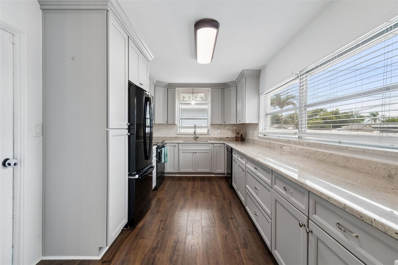 Listing photo id 10 for 3100 52nd Street N