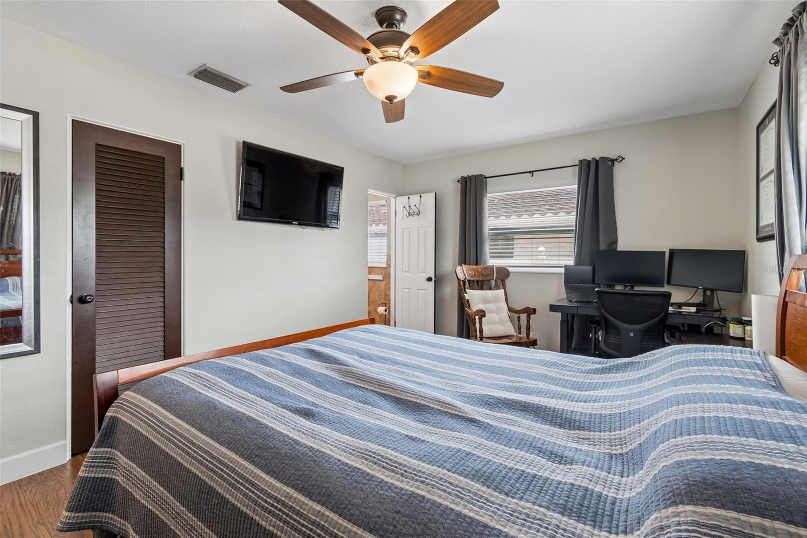 Listing photo id 18 for 3100 52nd Street N