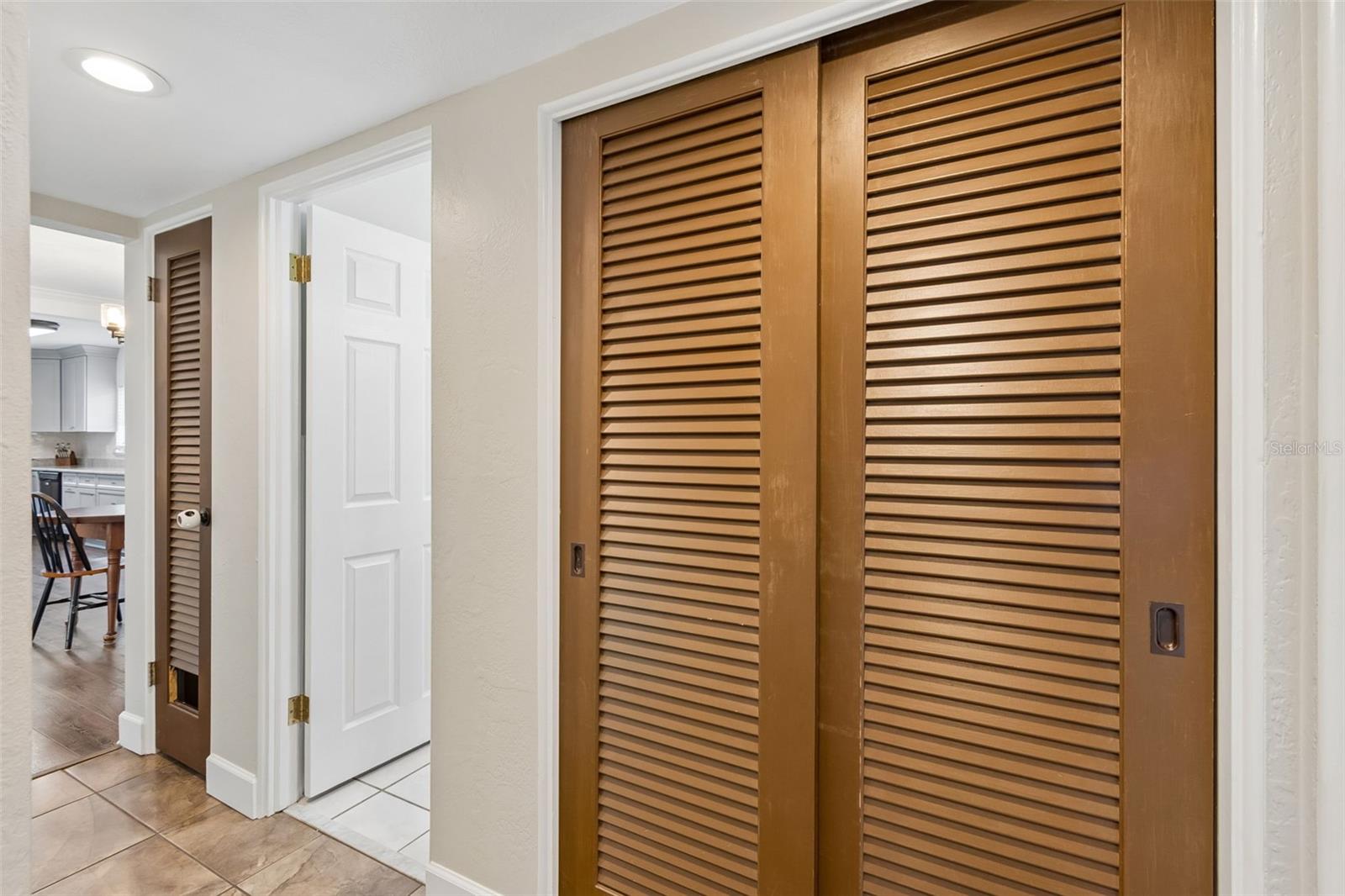 Listing photo id 23 for 3100 52nd Street N